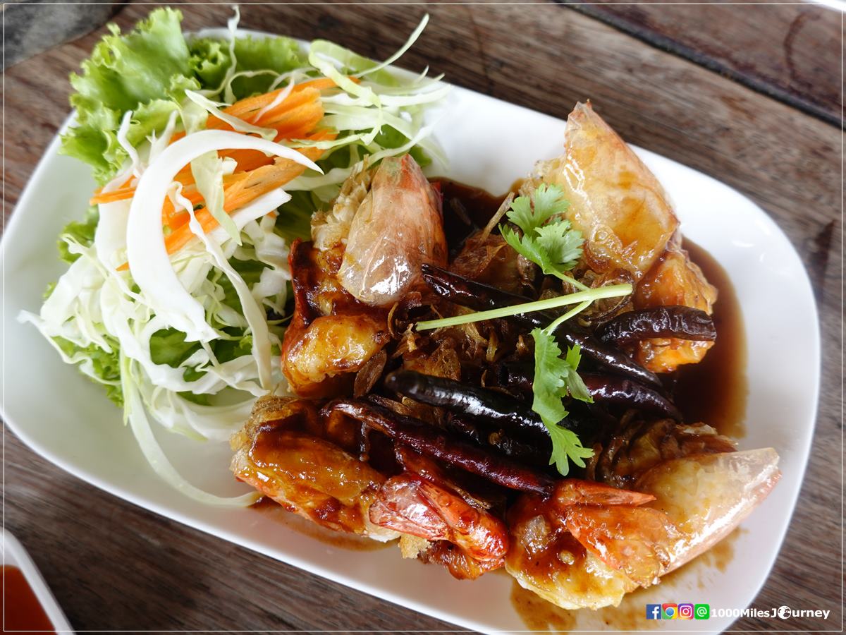 กุ้งแม่น้ำราดซอสมะขาม บ้านไม้ริมน้ำ แปดริ้ว