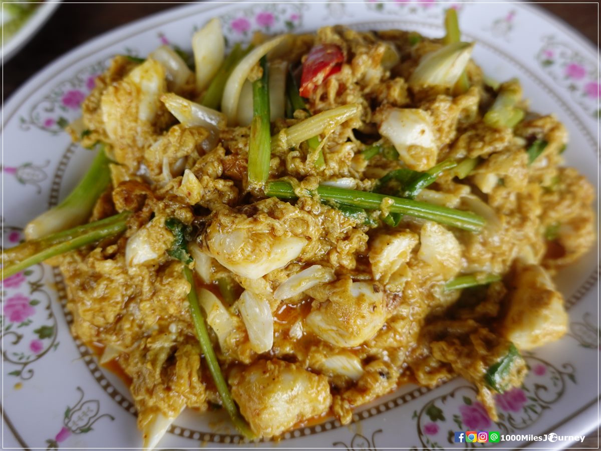 เนื้อปูผัดผงกะหรี่ บ้านไม้ริมน้ำ แปดริ้ว