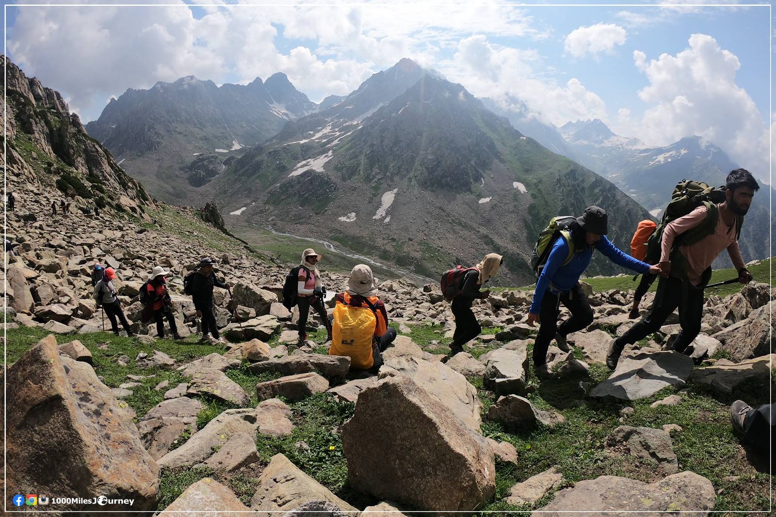 นักท่องเที่ยวกำลังเดินไต่ก้อนหินตามภูเขา